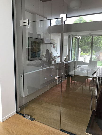 Porte battante en verre à pivot
